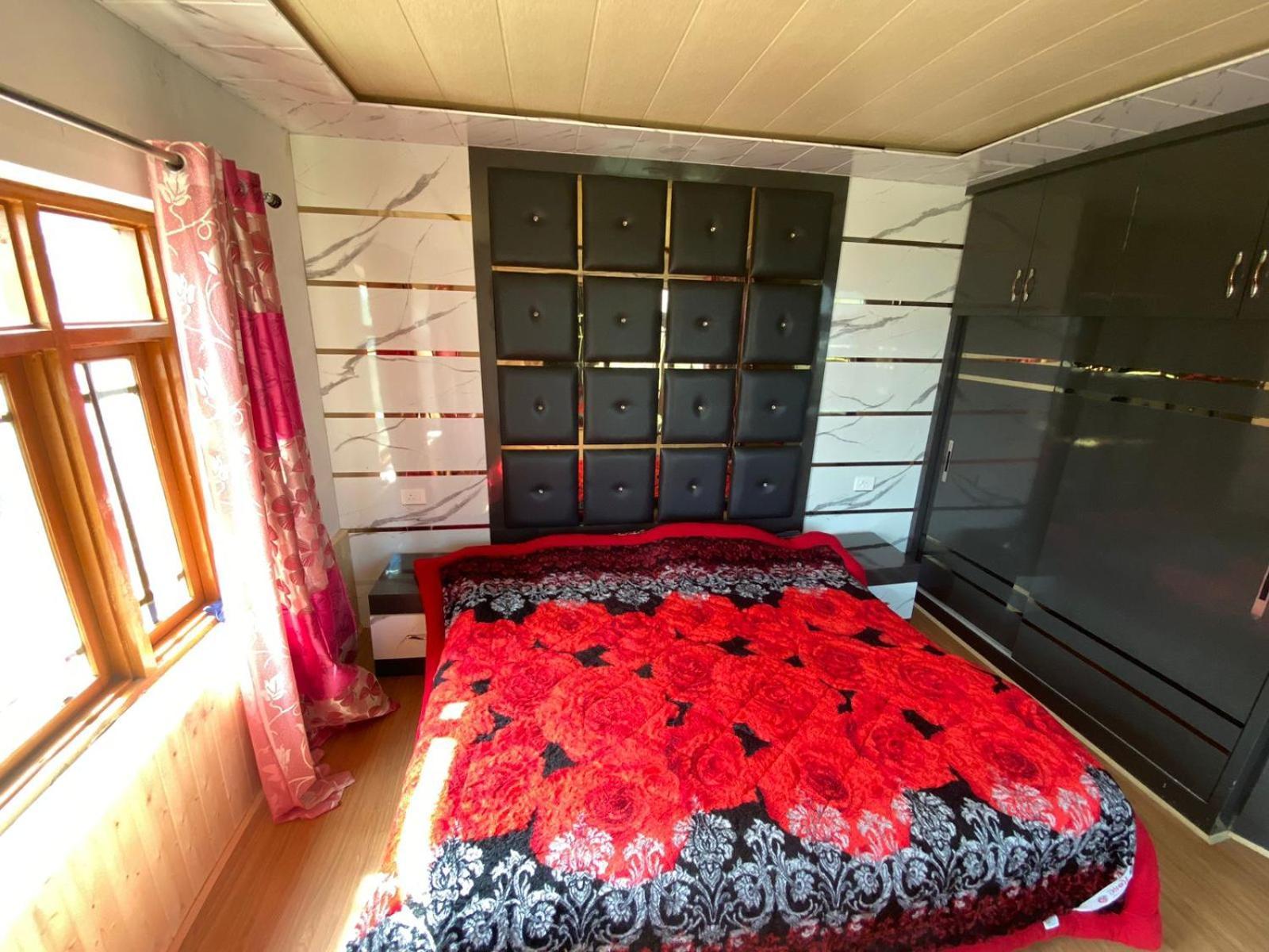 Sheen Homestay Gulmarg Eksteriør bilde
